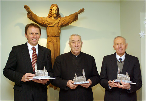 Parapijos enklas teiktas aktoriui Egidijui Stancikui, kunigui Viktorui Brusokui ir profesoriui Vytautui Nezgadai. 2008 12 26